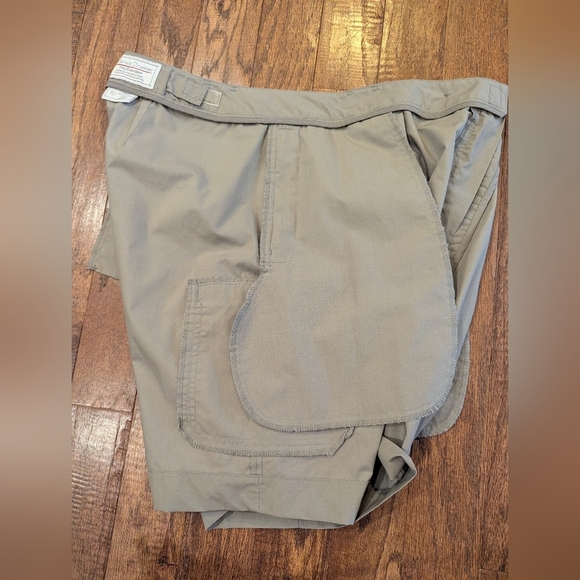 Tilley Endurables Different Drummer Womens Cargo Shorts Taupe Green Sz 16 NWOT - Picture 9 of 9